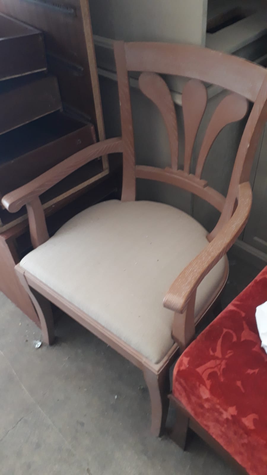 Kolçaklı sandalye